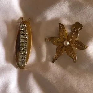Vintage | Accessories | Two Vintage Clip On Hair Clips  display picture 1